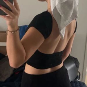 Svart tröja med öppen rygg🖤(Strl S) - Fin tröja men som jag säljer pga att den inte kommer till användning🖤 