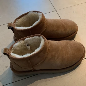 Ultra mini uggs  - Säljer mina ultra mini uggs✨ de är knappt använda och köpta i oktober. Inga skador eller anmärkningar! 