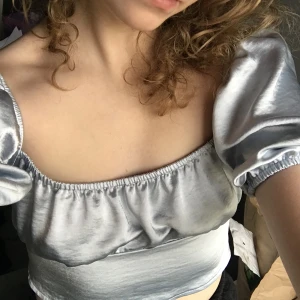 Topp motel rocks - Så fin topp ifrån motel rocks men har tyvärr inte haft tillräckligt med tillfällen att använda:/ Bara använd 2ggr! Skicka gärna ett meddelande vid eventuella frågor o funderingar:) Jag säljer allt på min profil 3 för 2 så gå gärna in o kika!