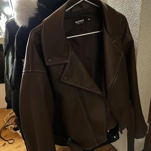 Skinnjacka nelly - Slutsåld brun skinnjacka från Biancas kollektion med nelly Som ny, använd 1 gång