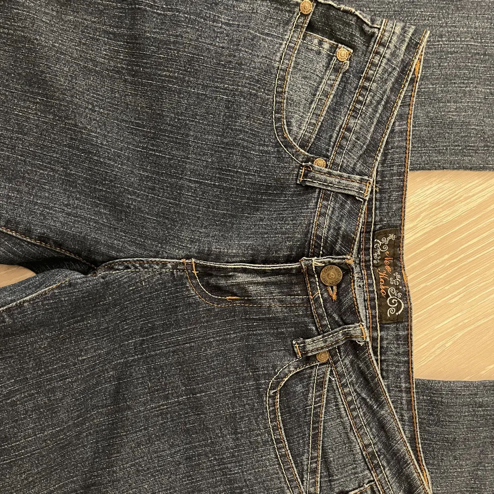 snygga lågmidjade bootcut jeans! superbra skick, köpta secondhand men aldrig använda då de är för korta på mig som är 174. . Jeans & Byxor.
