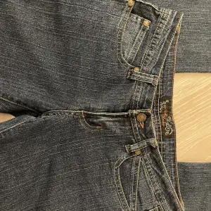 snygga lågmidjade bootcut jeans! superbra skick, köpta secondhand men aldrig använda då de är för korta på mig som är 174. 