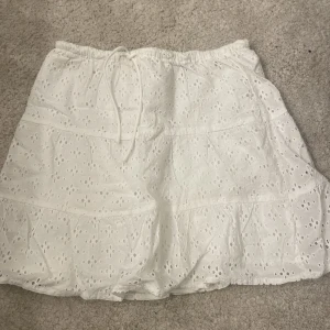 Kjol och topp - Super söt kjol som också går att använda som top 🤍 Oanvänd och köpt i en butik i frankrike! 