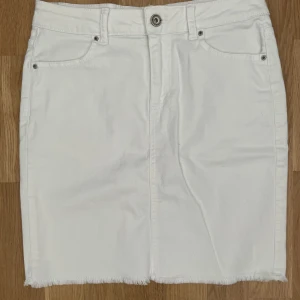 Vit kjol  - Vit jeanskjol från salt! Mycket fint skick och perfekt till sommaren 🤍🤍 passar till vardags och till finare tillfällen! Klicka på köp nu