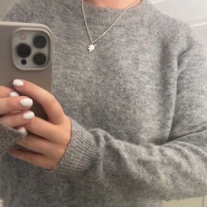 Grå stickad tröja  - En jätte fin grå stickad tröja som är från Zara, säljer den pågrund av att jag inte får användning för den längre🥰