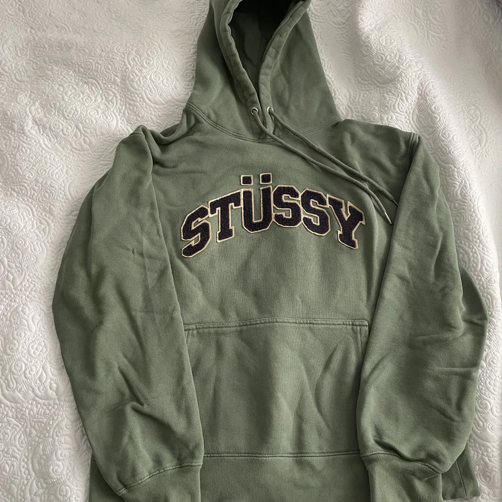 Säljer denna Stüssy-hoodie som är köpt second hand🌞Tyvärr kommer den inte till användning då den är lite för stor för mig & därför säljer jag den 🌺💕. Hoodies.