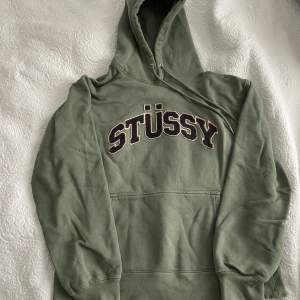 Säljer denna Stüssy-hoodie som är köpt second hand🌞Tyvärr kommer den inte till användning då den är lite för stor för mig & därför säljer jag den 🌺💕