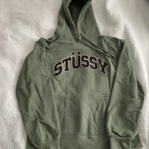 Stussy hoodie  - Säljer denna Stüssy-hoodie som är köpt second hand🌞Tyvärr kommer den inte till användning då den är lite för stor för mig & därför säljer jag den 🌺💕