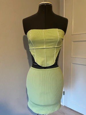 Grönt sett - XS, men funkar som S då det är stretch.   Grönt fint sett, använt fåtal gånger. 