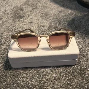 Chimi 01 ecru - Kollar intresset på mina superfina chimi solglasögon i modellen 01 och färgen ecru. Dem kommer med allt som man får på nyköp. Det finns inga defekter och dem är i jättebra skick. Säljer pga att det inte kommer till användning. Skriv för fler bilder💗💗