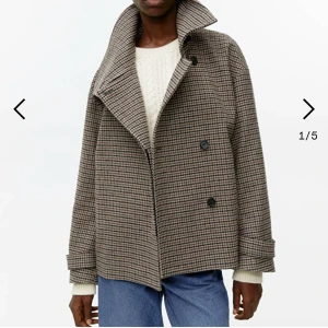 Arket Jacka - Säljer nu min super fina arket jacka som endast är testad 1 gång💕Alla bilder är lånade från deras hemsida!