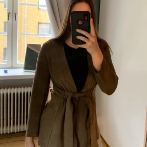 Kofta - Kofta, kan också användas som sommarjacka. Använd en gång. Inger slitage. Nypris 599kr.