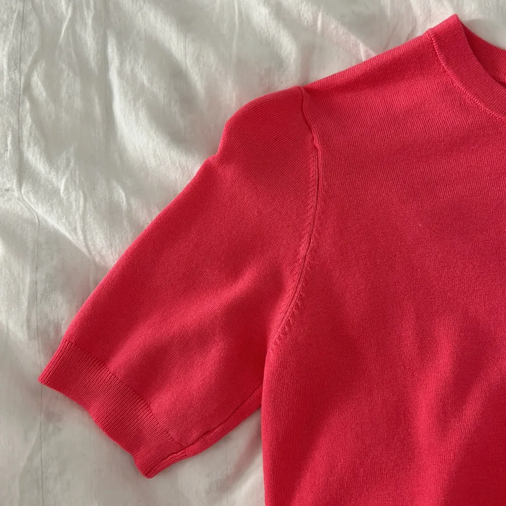 Säljer nu denna helt oanvända fin stickade tröjan från zara i storlek S💕super fin till sommaren!. Stickat.