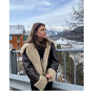 Bikerjacka Zara  - Kort brun bikerjacka i storlek XS. Oversize i modellen så skulle säga att den passar XS - liten M