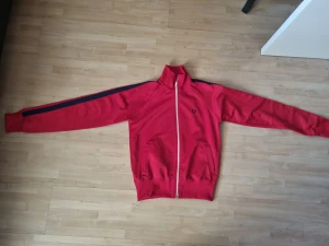 Tröja från Fred Perry - Tröja/Jacka från Fred Perry. Använd ett få antal gånger .
