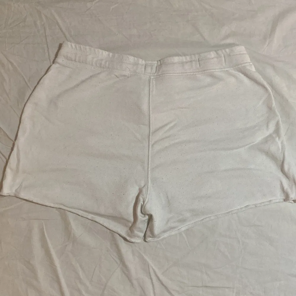 Vita mjukis shorts från GAP i storlek M. Endast använda ett fåtal gånger och i ganska gott skick.. Shorts.