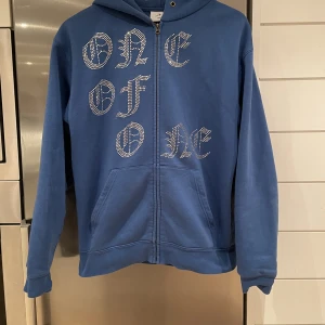 One Of One hoodie (storlek S) - Säljer min One Of One hoodie i storlek S. Den är köpt på drop i deras hemsida och är därför limiterad. Den kommer alltså aldrig kunna gå att köpa igen. Inga defekter så bra skick!