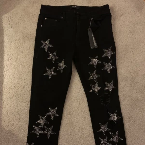 Amiri jeans - Hej! säljer mina amiri jeans dom är i väldigt bra skick och är knappast använda😁. Måste säga att dom är små i storlek ”thigt fit” Köpare står för frakt 🚚 pris kan diskuteras vid snabb affär 