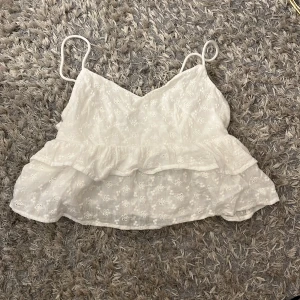 Topp - Säljer denna superfina sommar toppen som aldrig har använts. Det är i storlek xs och köpte för ungefär 179kr. Säljer för 50kr