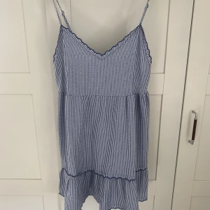 Strandklänning - Söt strandklänning från pull and bear i storlek S. Säljer för 150 exklusive frakt💕
