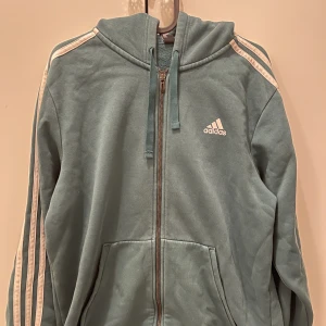 Adidas tjocktröja - Adidastjocktröja i storlek M. I man modell❤️