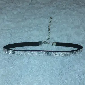 Choker med diamanter, köpt på glitter, bara använd ett fåtal ggr💞🫶🏻🖤(frakt med frimärke ligger på 14kr, billigare frakt)!