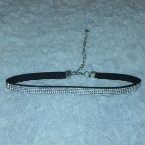 Choker  - Choker med diamanter, köpt på glitter, bara använd ett fåtal ggr💞🫶🏻🖤(frakt med frimärke ligger på 14kr, billigare frakt)!