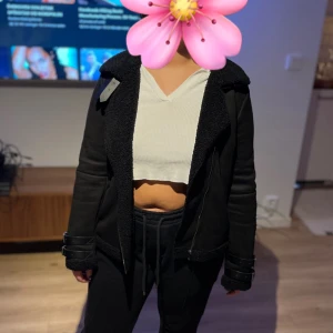 Jacka - En varm ”pälsig” jacka ifrån märket VILA i storlek 38. Köparen står för frakt🌸