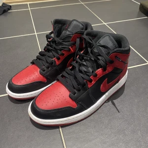 Air Jordan 1 - Säljer nu mina ”Jordan 1 BANNED” då dem inte passar, använda 2-3 gånger. Skicka för mer info!