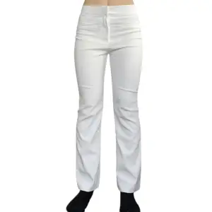 Vita kostym byxor från Zara köpt länge den men använd 1 gång💕 den vita färgen är vit inga defekter😊mått|: midja=72, Innerben= 64cm