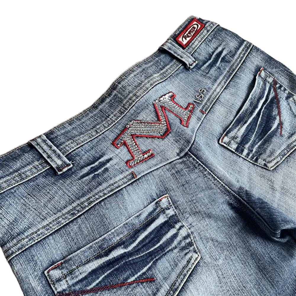(Är du intresserad är det bara att skriva! Vinnaren köpte ej:/)  Snygga lågmidjade jeans med rhinestone detaljer ✨ Färgen syns bäst på närbilderna:)  Står på byxorna att de är storlek L, skulle säga att de är S-M💛 Innerbenslängd: 82cm Midjemått: ca 77cm. Jeans & Byxor.