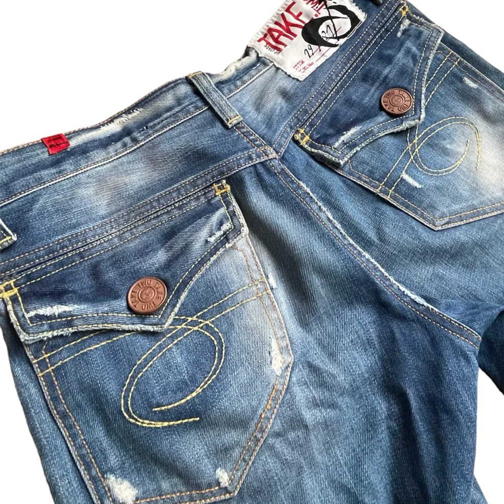 Coola jeans med detaljer✨ Färgen syns bäst på första bilden . Jeans & Byxor.