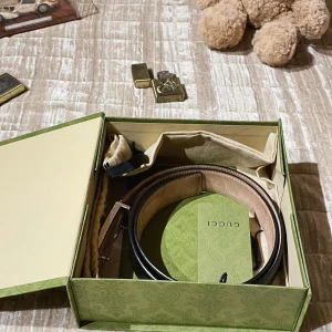 Gucci bälte - Gucci Signature Belt (Rectangular Buckle With Gucci Trademark/Logo) Size:85(Sold out on Gucci) Condition:like new New with everything OG included(bought straight from the website) Retail:4400kr