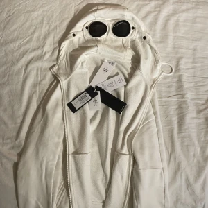 CP Company Zipped goggle hoodie - CP Company Daigonal Raised Goggle Fleece Hoodie(M)(White) Condition:(Used) Retail:240euro/2800kr
