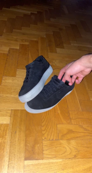 Axel arigato - Säljer mina Axel arigato skor som är i ett fräscht skick. Storlek 43. Priset kan diskuteras!