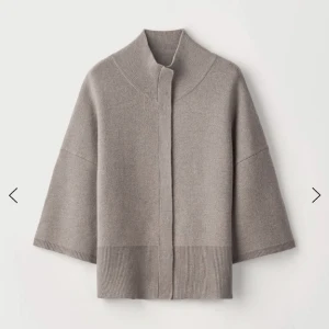 Soft goat tröja - Säljer denna tröja från Soft Goat! Den är i jättebra skick och köptes för 2 800!❤️Har fler bilder så det är bara att skriva om det önskas!