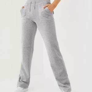 Juicy Couture byxor - Säljer mina nästan helt oanvända juicy byxor därav priset, slutsålda i storleken!🫶🏼