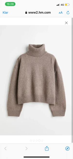 Stickad tröja - Stickad tröja med polokrage i storlek XL för oversized look. Sitter bra på mig som har storlek S i vanliga fall. Köpare betalar frakt 💕
