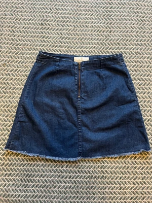 Jeans kjol - Kort jeanskjol från Pieces med dragkedja framtill. Storlek står inte men passar mig som är M.Bra skick. Köparen står för frakten🫶🏼