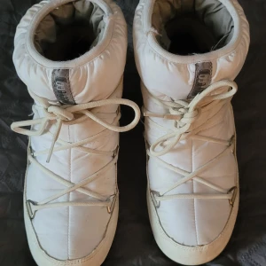 Vita moonboots (storlek 36) - Vita låga moonboots i storlek 36. Skorna är i bra använt skick, inga defekter förutom lite smuts som går att få bort. Endast använda en vinter. Inköpta för 1999 kr.