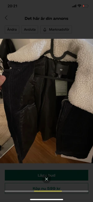 Fin vinterjacka  - Helt ny lappen är kvar  som är både fin och skön men som är lite liten för mig därför jag säljer den nu som  någon skulle passa perfekt i storlek. Storlek M  Nypris 899