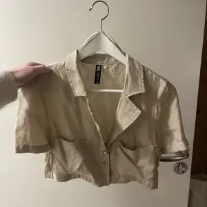 Croppad skjorta, ”siden” material