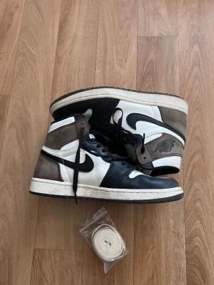 Jordan 1 high dark mocha - Jordan 1 high dark mocha Har haft de sen augusti börjar bli lite små för mig Storlek 41/ uk 7 Normal slitage,jätte bekväma Kommer med ej andvända cream snören, inga paper inget där av priset Kan mötas up i jkpg Ingen box den e slängd för längesedan  F T K
