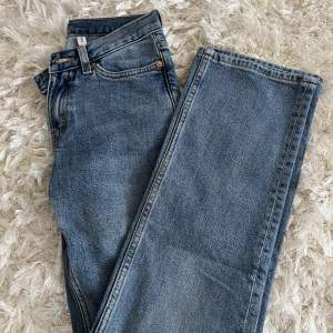 Lågmidjade raka jeans storlek 24 200kr😊