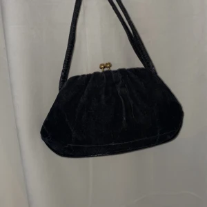 Vintageväska - Liten söt vintageväska i sammet, som jag köpte på en retroaffär i Frankrike, som har plats med det viktigaste! 