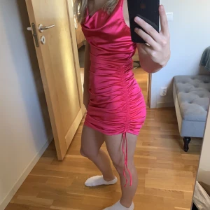 Rosa klänning - Neonrosa klänning från hm som använts ett fåtal gånger. Den är justerbar i längden med snören. Den är i bra skick och helt fläckfri