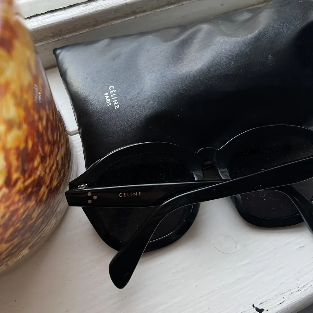 Ett par svarta céline solglasögon som nästan aldrig är använda. Köptes 2019 i NY men kan tyvärr inte hitta kvitto. Jättefina men kommer ej till användning❣️ . Övrigt.