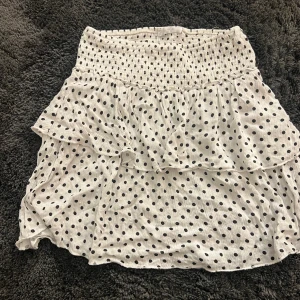 Kjol - Supersöt kjol som är perfekt till våren och sommaren!! Den har lite glitterdetaljer och är nästintill oanvänd!