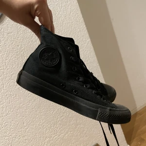 Converse skor 38/37 - Converse skor, väldigt nya men passar ej formen på mina fötter, storlek 38/37