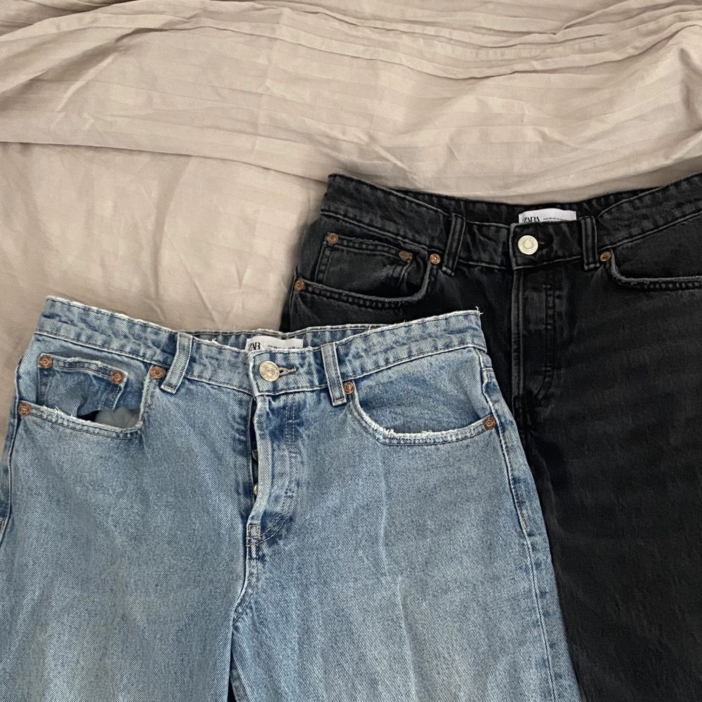 Säljer mina snygga lågmidjadejeans från Zara då dem tyvärr har blivit för korta på mig!🤍 Som referens så är jag 178! Skriv för egna bilder🫶🏼. Jeans & Byxor.